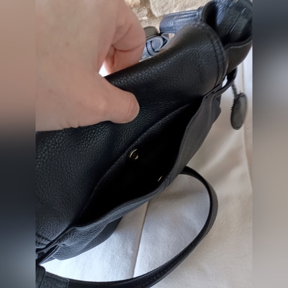 Calvin Klein Elegant Black Leather Crossbody Bag - Picture 6 of 9